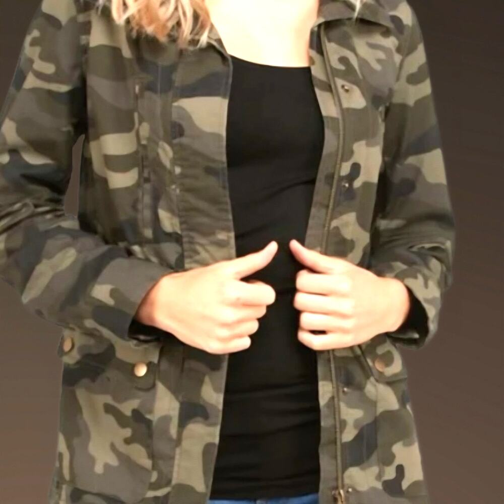 C28 Love Tree Camouflage Utility Jacket Sz Md Elastic Waist Pockets Zip Snap